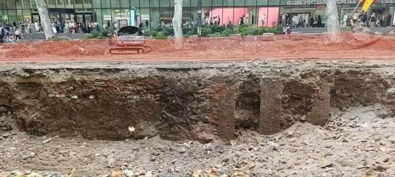 Национальное агентство охраны культурного наследия распространило заявление в связи с обнаружением археологических слоев и артефактов в процессе реабилитации проспекта Руставели