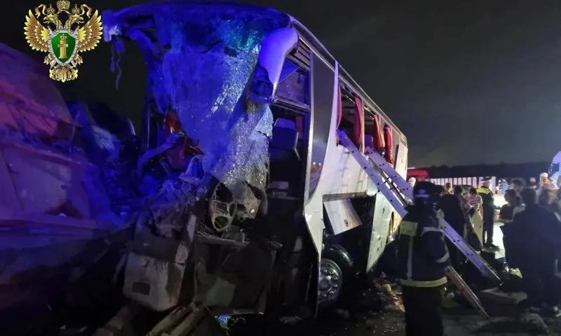 Автобус, следовавший из Грузии в Москву, столкнулся с КАМАЗом и съехал в кювет - погибли 5 человек, 24 пострадали