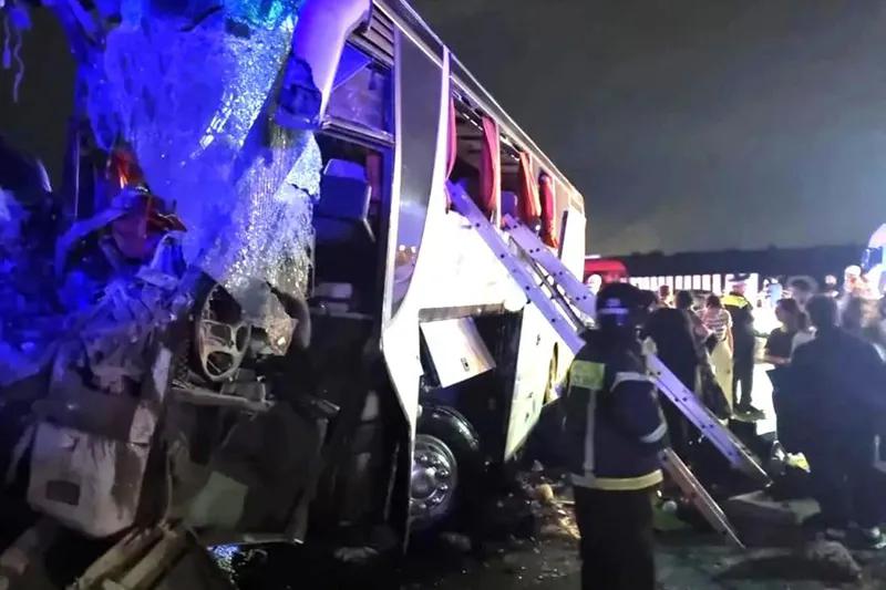 «Почти все пассажиры в автобусе - граждане Грузии» - что пишут российские СМИ об аварии, в которой погибли 6 человек