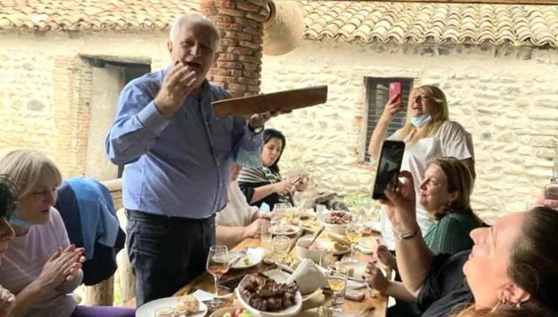 «Все находившиеся за столом были привиты» - комментарий Амирана Гамкрелидзе в связи с фото многолюдного застолья