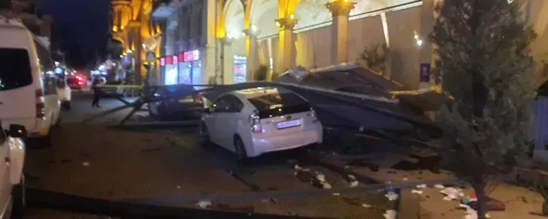 Мэрия Батуми - Сильный ветер повредил крыши жилых домов, деревья и автомобили - Жизни двух пострадавших вне опасности