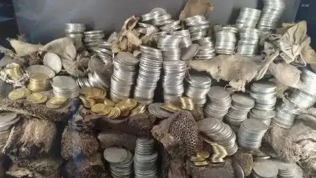 Спустя несколько часов после масштабного ограбления Лувра обокрали еще один французский музей - почему драгоценности стали «беззащитными»: что говорят французские официальные лица