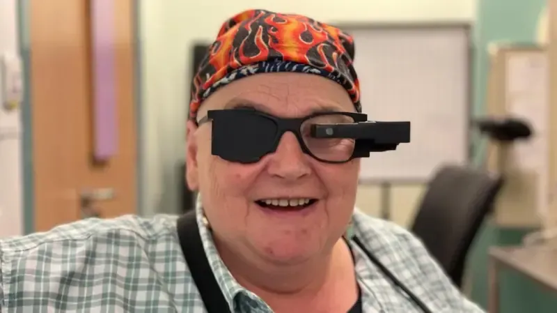 Ученые разработали имплант, который дает возможность слепым пациентам снова читать