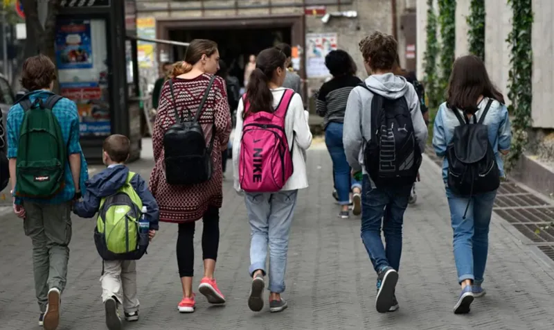 Имеет ли право педагог публичной школы обучать учеников вне школы? - заместитель министра образования распространяет заявление